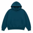 Hoodie azul petróleo acomodada de frente sobre fondo blanco, con el bolsillo canguro y los puños a la vista