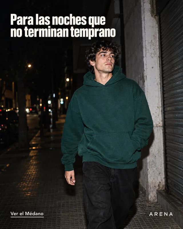 Anuncio de Arena: chico con buzo verde caminando de noche, «Para las noches que no terminan temprano»
